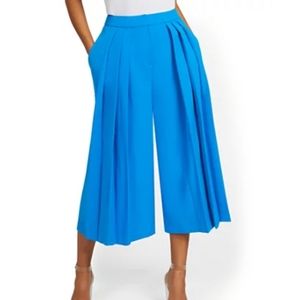 Ladies pleated wide leg Capri pant